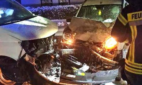 Die Autos waren frontal zusammengestoßen.