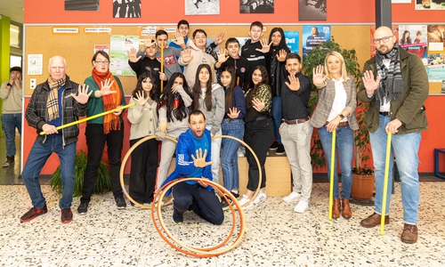 Das Team von Trainer Handen-Petzer (knieend) mit Schulleitung Aksana Tubcke (2.rechts) und Sponsor TAG Henrik Kreime (rechts) sowie Gunter Ott vom meineSZitty Club links und Schulsozialarbeiterin Antonia Heinemann.