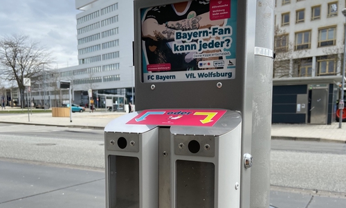 Einer der Zigarettenkästen mit Abstimmungsfunktion.