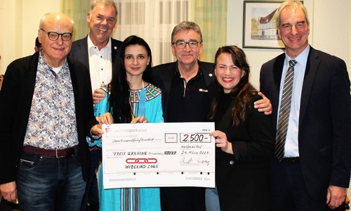 Von rechts: Deltev Rust, Obermeister der Widekind-Loge, Katharina Pink, Thomas Pink, Navka, Uwe Deppe und Harry Döring, beide Widekind-Loge.