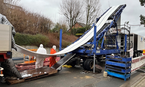 Der Schlauchliner wird vorbereitet. Er wird dann in den Kanal eingeführt.