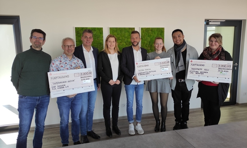 v.l.: Hanno Keppel, Michael Schwarze (beide "Unsere Superhelden"), Andreas Rost, Silke Koch-von Czapiewski (beide Vorstand VWG Braunschweig), Lukas Schwertfeger, Cordelia Ruske, Hai Phong Briese (alle drei "Futter Theresa") und Viola Weihe (Tagestreff Iglu) bei der Scheckübergabe.