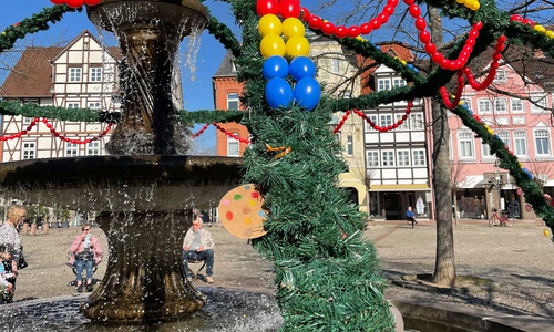 Mit bunten Eiern geschmückt stimmt der Brunnen wieder auf das Osterfest ein. (Archiv)