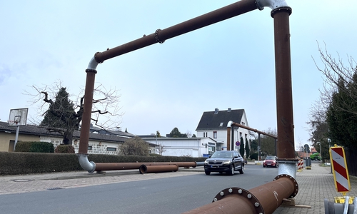 Rohrleitungen und Rohrbrücken für die Überleitung des Abwassers zur Trockenlegung des zu sanierenden Altkanals. 