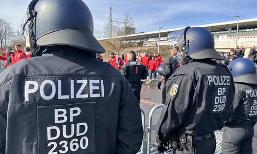 Bundespolizisten überwachen die Ankunft der Gästefans.