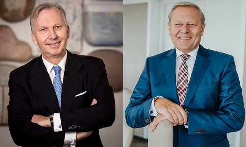 Sind sich einig: Prof. Reinhard Walter, geschäftsführender Gesellschafter der FOM Invest und Jürgen Brinkmann, Vorstandsvorsitzender der Volksbank BraWo.