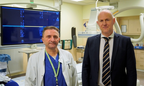Klinikgeschäftsführer Matthias Hahn begrüßt Dr. Mariusz Zadura (li.) in Helmstedt.