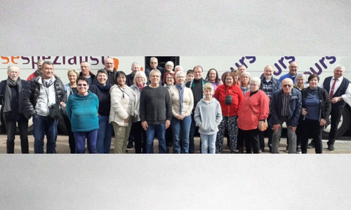Die Teilnehmer aus Gifhorn freuen sich auf den Besuch ein spannendes Handballspiel.