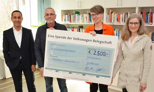 Übergabe des symbolischen Spendenschecks: Schahram Khosrawi-Rad (Personalleiter VW Braunschweig), Peter Foltenowitsch (Volkswagen Vertrauensmann der Schwerbehinderten), Sabine Wittekopf (Vorständin Hospizarbeit Braunschweig  e.V.) und Petra Scholz-Marxen (Geschäftsführerin Hospizarbeit Braunschweig e.V.) (v. li.).