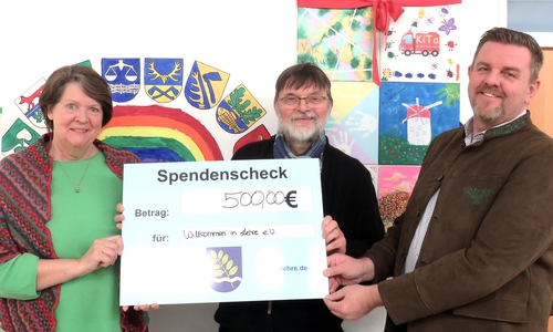 Letzte Spende vom Kunstkalender. Beate Kitschke vom Kulturverein und Gemeindebürgermeister Andreas Busch (re.) übergeben Norbert Winkler, dem ersten Vorsitzenden vom Verein Willkommen in Lehre den Spendenscheck.