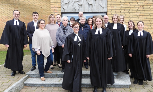 Ordination Janina Reichelt vorne rechts im Bild neben Regionalbischöfin Dr. Adelheid Ruck-Schröder.