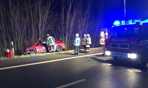 Die Einsatzkräfte fanden das verunfallte Auto im Graben vor.