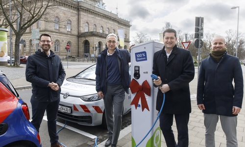 Bei der Inbetriebnahme der neuen Ladestation am Theaterwall zugegen (v.l.n.r.): Lennart Schümann, Projektmanager Elektromobilität Kom Dia, Dr. Volker Lang, Vorstandsmitglied BS Energy, Oberbürgermeister Dr. Thorsten Kornblum und Robert Müller, Verkehrsmanagement Elektromobilität der Stadt Braunschweig.