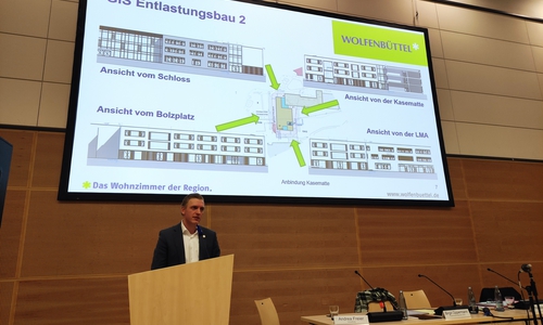Dr. Philipp Knöfler, Amtsleiter Hochbau bei der Stadt Wolfenbüttel, stellte dem Schulausschuss den Planungsstand für den Entlastungsbau am GiS vor. Noch kann sich die Ansicht ändern.