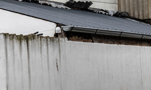 Dachplatten von der Baustelle einer Schlachterei riefen die Behörden auf den Plan.