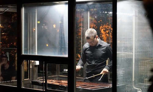 Der Musiker Julius Apriadi am Vibraphon.