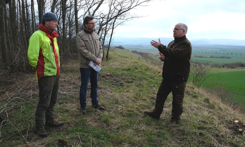 Lucas Prescher (Leiter der Revierförsterei Liebenburg), Rainer Schlicht (Landkreis Goslar, verantwortlich für Naturraumentwicklung) und Jagdpächter Hans Hesse (v.li) am Standort des geplanten Aussichtspunkt auf der Dammkrone, zu dem der Naturerlebnispfades führen soll.