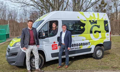 Der Kleinbus der Stadtjugendpflege erstrahlt in neuem Glanz: Franziska Fuchs, Stadtjugendpflegerin der Stadt Goslar, hat schon mal am Steuer Platz genommen. Mit ihr freuen sich Sven Busse, Fachdienstleiter Bildung und Soziales der Stadt Goslar, und Jens Müller, Regionaldirektor der Sparkasse Hildesheim Goslar Peine.