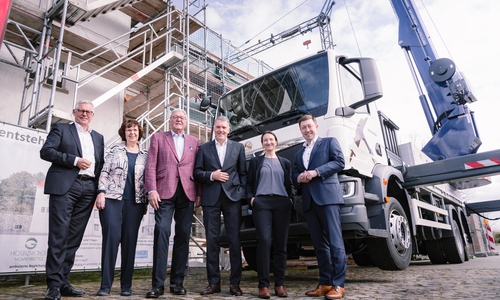 Werner Schilli (3. v.l.) seine Kollegin Ulrike Jürgens (2. v.l.) – beide Vorstand des Hospizvereins – nahmen am Donnerstag bei einer Führung durch das Gebäude den „symbolischen Spendenscheck“ von Christoph Schulz (Braunschweigische Landessparkasse, Vorstandsvorsitzender), Knud Maywald (Öffentliche Versicherung Braunschweig, Vorsitzender des Vorstands), Nina Hajetschek (Öffentliche Versicherung Braunschweig, Generalbevollmächtigte der Öffentlichen) und Lars Dannheim (Braunschweigische Landessparkasse, Vorstandsmitglied) entgegen (v. li.). 