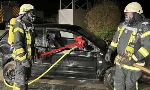 Die Feuerwehr trainiert den Einsatz mit der E-Löschlanze.