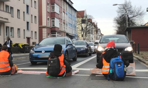 Durch die Straßenblockade wurden Verkehrsteilnehmer an der Weiterfahrt gehindert.