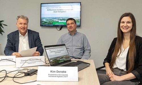 v.l.n.r.: Stadtrat Jan Erik Bohling, Carsten Wollenweber, Fachdienstleiter (Fachdienst Digitales und IT), Kim Deneke, Projektleiterin Serviceportal (Fachdienst Digitales IT)