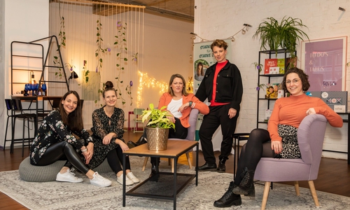 Vanessa Cristalli (links), Anna Kohnen (zweite von links) sowie Karolin Gaßmann (Mitte) und Stephanie Höfer (rechts) von MyMox laden bei „Braunschweig Pops Up“ zu regelmäßigen Programmpunkten ein. Leonie Krieger von Formensache (zweite von rechts) übernimmt den Laden ab Mitte Mai gemeinsam mit dem Team von Bieber Craft.