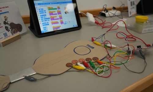 Ein eigenes „Instrument“ programmieren – das können Grundschüler nun beispielsweise mit den von der Stadt angeschafften Minicomputern.