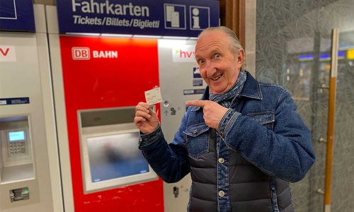 Die Comedy-Legende Mike Krüger rechnet mit der Bahn ab.