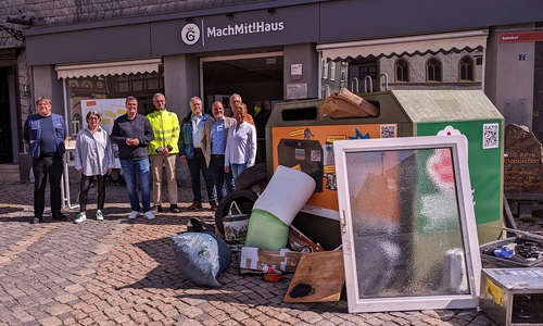 Der Aktionstag Müll kann starten: Landrat Dr. Alexander Saipa (3. v. li.), der Betriebsleiter der KWB, Thomas Ebert (3. v. re.) sowie Oberbürgermeisterin Urte Schwerdtner (re.) freuen sich im Kreis ihrer Mitarbeitenden über die gemeinsame Aktion.