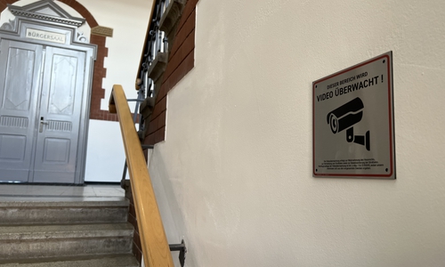 Schilder weisen Besucher des Jacobson-Hauses auf die Videoüberwachung hin.