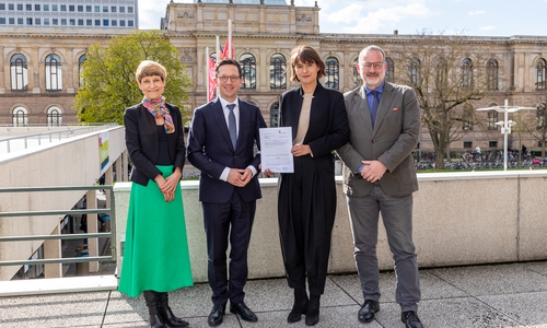 Übergabe des Förderbescheids für das Zentrum Klimaforschung Niedersachsen: TU-Präsidentin Angela Ittel, Niedersachsens Minister für Wissenschaft und Kultur Falko Mohrs, ZKfN-Geschäftsführerin Katharina Beckmann und der Vizepräsident für Digitalisierung und Nachhaltigkeit (m.d.W.d.G.b.) Prof. Manfred Krafczyk (v. li.). 