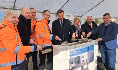 Andreas Beder, Christoph Willeke, Günter Hartkens, Dr. Nils Kaienburg, Minister Olaf Lies, Urte Schwerdtner, Marcus Rogge und Dr. Alexander Saipa (v. li.).