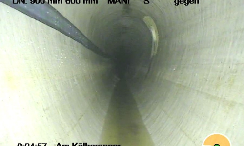 Der Kanal nach der Sanierung: Der ABW hat einen mit Harz getränkten Schlauch eingezogen, der ausgehärtet ist. So entstand ein neuer und dichter Abwasserkanal innerhalb des alten Kanals.