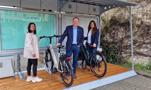 Freuen sich über die innovativen BikePorts (v.l.) Wirtschaftsförderin der Stadt Peine, Saha Onal-Elmas, Peines Bürgermeister Klaus Saemann und Anja Barlen-Herbig, Geschäftsführerin der Peine Marketing GmbH
