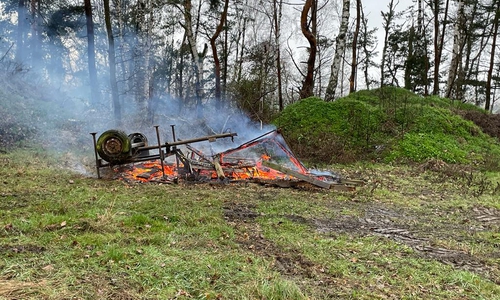 Der Anhänger war mit Holz beladen.