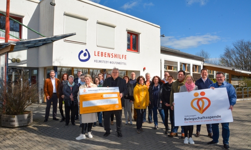 Spender und Empfänger trafen sich vor der Lebenshilfe in Wolfenbüttel am Blauen Stein, nachdem der VW-Sozialausschuss im dortigen Versammlungsraum getagt hatte.
