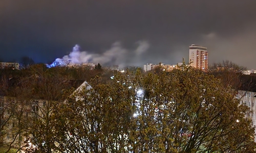 Die Rauchsäule am nächtlichen Himmel über Heidberg war weit zu sehen.