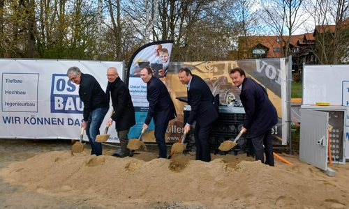 Andreas Hauenschild, Bürgermeister der Gemeinde Börßum, Marc Lohmann, Samtgemeindebürgermeister Oderwald, Torsten Ruhe, Geschäftsführer Netzgesellschaft Braunschweiger Land mbH, Thomas Stolper, Vorstand Firmenkunden Volksbank eG Wolfenbüttel und Thomas Heitmann, Geschäftsführer htp GmbH. setzen den ersten Spatenstich.