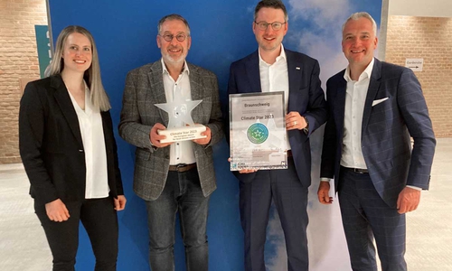 v.l.n.r.: Franziska Fricke (Prokuristin der Energiegenossenschaft Braunschweiger Land eG), Holger Herlitschke (Umweltdezernent und Aufsichtsratsvorsitzender Energiegenossenschaft), Maximilian Bohr (stellv. Vorstandsvorsitzender Energiegenossenschaft), Carsten van de Loo (Vorstandsvorsitzender Energiegenossenschaft).