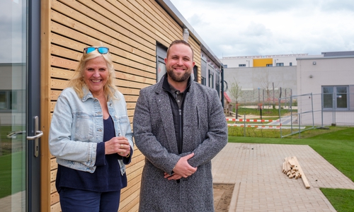 Fachbereichsleiterin Catrin Brenner und Kita-Leiter Markus Klinzmann vor dem Modulbau der Kita Moorbusch.