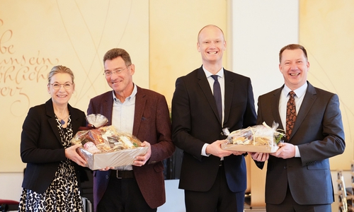 Jessica Gümmer-Postall (Personalvorstand esn), Dr. med. Udo Rudolf Schwippel (ehemaliger Ärztlicher Direktor und Chefarzt), Dr. Jan Wolff (Geschäftsführer Krankenhaus Marienstift), Dr. med. Henning Cuhls (neuer Ärztlicher Direktor und Chefarzt der Klinik für Anästhesiologie, Intensivmedizin und Schmerztherapie) (v. li.).