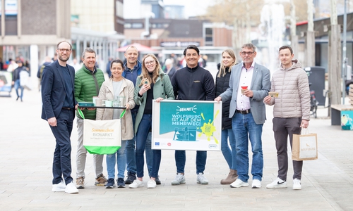 Wolfsburg ist auf dem Mehrweg, v. l. WMG-Geschäftsführer Jens Hofschröer, Ingo Spelly und Julia Mondry (Biomarkt Sonnenschein), Karsten Schröder (BackWerk und Backfactory), Josephine Stein (WMG), Raffael Kisiala (Superleggera Bar und Café Wolfsburg), Kerstin Grimminger (WMG), Hendrik Wolf-Doettinchem (Cadera), Yannik Herrmann (Klinikum Wolfsburg).