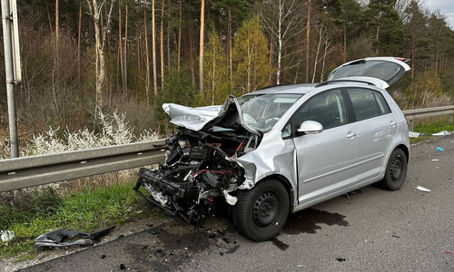 Das Auto wurde schwer beschädigt.