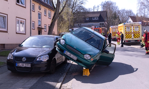 Das Auto befand sich nach dem Zusammenstoß in misslicher Lage.