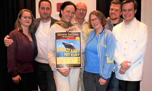 Das Ensemble von „Kreuzfahrt mit Kurt“ freut sich auf die Premiere dieser Komödie am 21. April. (v.l.) Sarah Leonhardt, Mark Dengel, Andrea Freier, Harald Leonhardt, Bianca Apmann, Erik Gürtler, Jonas Plinke. 