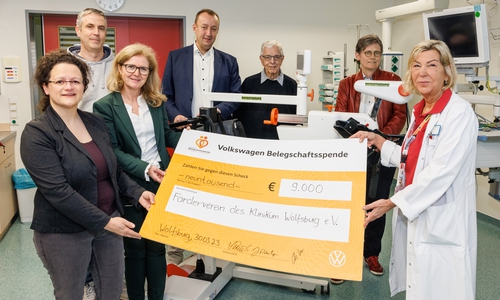 Symbolische Scheckübergabe im Klinikum: Susanne Preuk, Volkswagen Betriebsrätin, Anke Krauss, Volkswagen Personalwesen, Danny Richter, Pflegerischer Bereichsleiter Intensivpflege, Jürgen Mahnkopf, Volkswagen Stellvertretender Betriebsratsvorsitzender, Dieter Söchtig, Förderverein Klinikum, Christiane Bitter, Pflegedirektorin, Ina Voigt, Leiterin Physiotherapeutische Abteilung (v. li.).