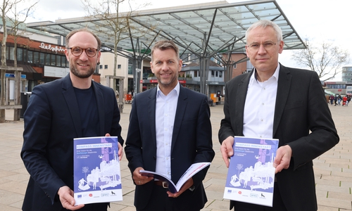 Präsentation des Kompass Innenstadt, v. l. Wirtschaftsdezernent und WMG-Geschäftsführer Jens Hofschröer, Oberbürgermeister Dennis Weilmann, Erster Stadtrat und Stadtbaurat Kai-Uwe Hirschheide.