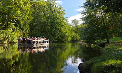Ab Mai sind wieder Stadtführungen und -fahrten zu Wasser auf dem Floß oder mit Fahrspaß auf dem Segway möglich.