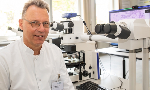  Dr. Ansgar Dellmann erstellt am skbs die Befunde für die Patientinnen aus Nairobi. 